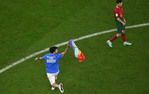 جیمی جامپ با شعار سیاسی درباره ایران در بازی اروگوئه   پرتقال + تصاویر