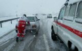 خدمات رسانی امدادگران هلال احمر گیلان به مسافران در برف