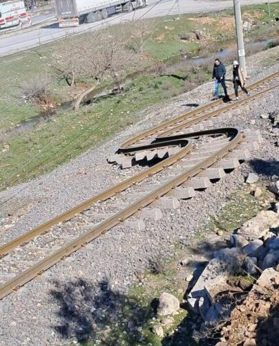 تصویر | وضعیت عجیب ریل راه آهن پس از زلزله مهیب ترکیه