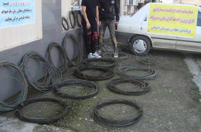 دستبند پلیس بر دستان سارقان سیم برق در لاهیجان 